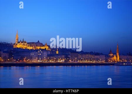 Die "Fischerbastei" und der Matthiaskirche auf der Seite der Bude, wie gesehen von der Seite von Pest, Budapest, Ungarn. Auf der rechten Seite, die Kapuzinerkirche Stockfoto