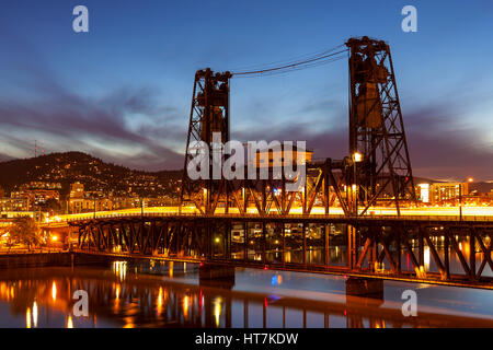 Traffic Light Trails auf Stahlbrücke über den Willamette River in der Innenstadt von Portland Oregon während der blauen Stunde
