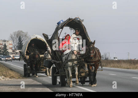 Craiova, Rumänien, 8. November 2009: Zigeunerwagen unterwegs. Stockfoto