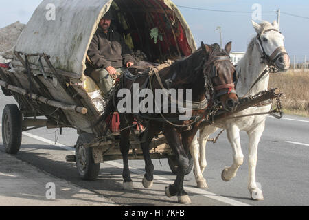 Craiova, Rumänien, 8. November 2009: Zigeunerwagen unterwegs. Stockfoto