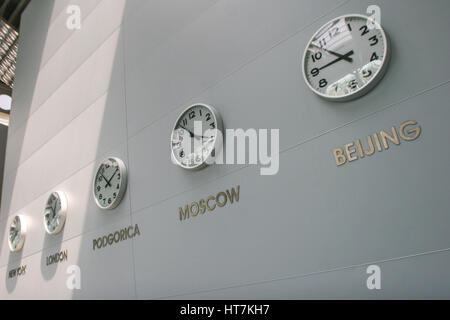 Podgorica, Montenegro, 24. Mai 2009: Uhren in Podgorica Flughafen. Stockfoto