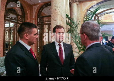 Bukarest, 12. November 2009: Der Ministerpräsident der Republik Moldau, nimmt Vlad Filat (C) an der Central European Initiative S Stockfoto