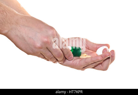 Pillen in der Hand isoliert auf weißem Hintergrund. Pillen auf weißem Hintergrund aus grünen Flasche gießen. Gute Medizin Hintergrund. Stockfoto