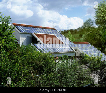 Ein wegweisendes Beispiel einer deutschen solar elektrische Erzeugung von Photovoltaikanlage auf einem Hausdach in Ensheim, Deutschland. Stockfoto