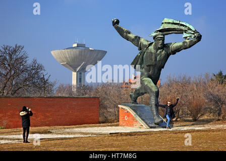 Statuen aus der kommunistischen Ära (Beispiele für den "sozialistischen Reallism") im Memento Park, ein open-air-Museum etwa 10 km südwestlich von Budapest, Ungarn. Stockfoto