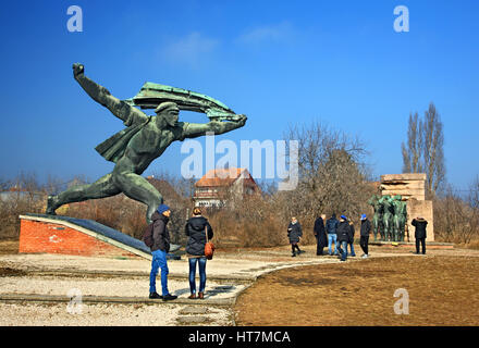 Statuen der kommunistischen Ära (die Beispiele für die 'Sozialistische reallism") in der Memento Park, ein Open-Air-Museum ca. 10 km SW von Budapest, Ungarn. Stockfoto