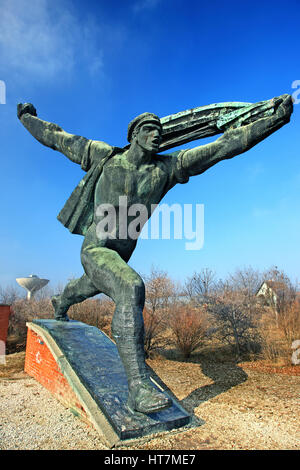 Statuen aus der kommunistischen Ära (Beispiele für den "sozialistischen Reallism") im Memento Park, ein open-air-Museum etwa 10 km südwestlich von Budapest, Ungarn. Stockfoto