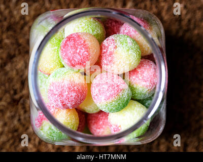 Nahaufnahme Foto Runde Süßigkeiten. Sie sind rot und Grün in Farbe und Rhabarber und grüner Apfel-Geschmack Stockfoto