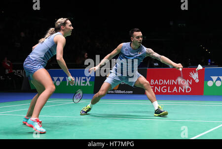 Englands Chris Adcock (rechts) und Gabrielle Adcock in Aktion während der Mixed-Doppel match tagsüber zwei von den YONEX All England Open Badminton Championships in der Barclaycard Arena, Birmingham. PRESSEVERBAND Foto. Bild Datum: Mittwoch, 8. März 2017. PA-Geschichte-BADMINTON-Birmingham zu sehen. Bildnachweis sollte lauten: Simon Cooper/PA Wire Stockfoto