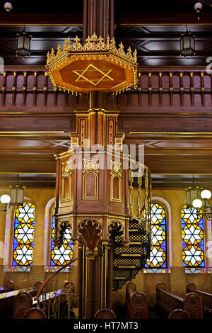 Die Kanzel in die große Synagoge ("Dohany Straße Synagoge"), die größte in Europa und die zweitgrößte in der Welt. Budapest, Ungarn. Stockfoto