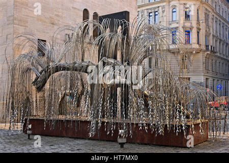Der Emanuel-Baum (oder 'Baum des Lebens') eine Skulptur des berühmten ungarischen Bildhauers Imre Varga in den Holocaust Memorial Garden, Budapest, Ungarn. Stockfoto