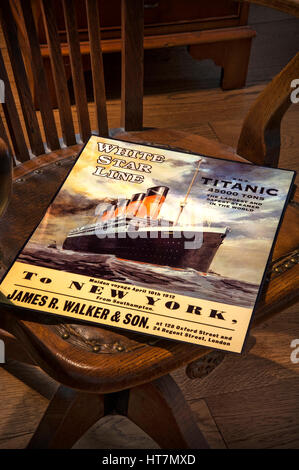 Vintage 'Titanic' Plakat links auf alten hölzernen Bootsmann Stuhl, Förderung der tragischen verhängnisvollen Jungfernfahrt nach New York aus Southampton 10. April 1912 Stockfoto