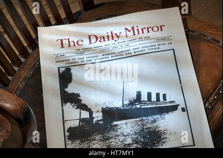 TITANIC ZEITUNG Daily Mirror vom 16. April 1912, mit RMS Titanic Schiff Katastrophe Überschrift, auf alten bosuns Stuhl durch Welle von Fensterlicht beleuchtet Stockfoto