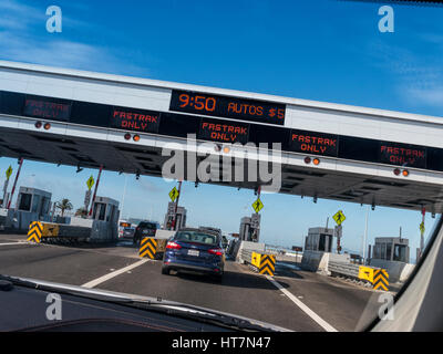 Auto POV Mautstationen und Fastrak Zeichen an Portal über Interstate 80 Autobahn nach San Francisco City Kalifornien USA Stockfoto