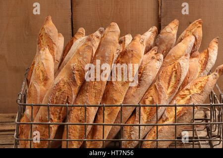 Traditionelle französische Baguette in einem Metallkorb Stockfoto