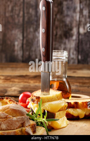 Sandwiches mit Maisbrot mit geschmolzenem Käse und Platz für text Stockfoto