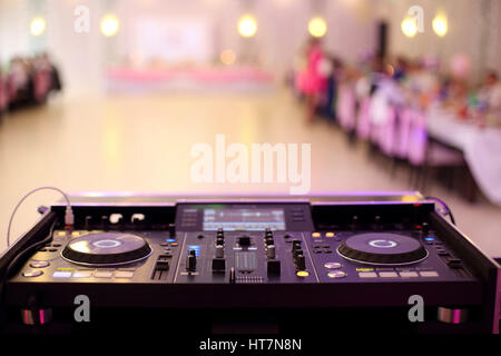 Leeren Saal während der Party oder Hochzeitsfeier dj-Mixer und Platz für text Stockfoto