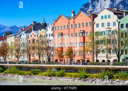 Bunte Häuserfassaden am Inn-Fluss in der charmanten Stadt Innsbruck, Tirol, Österreich Stockfoto