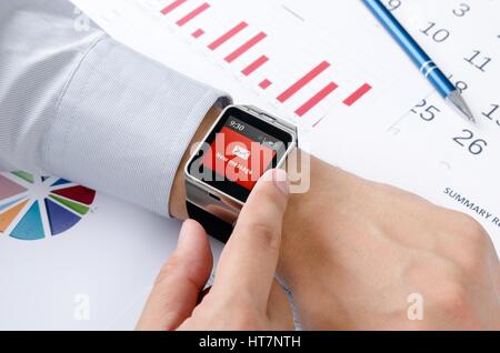 Mann mit smart-Uhr im Büro arbeiten. Neue Nachricht Mitteilung auf dem Bildschirm Stockfoto