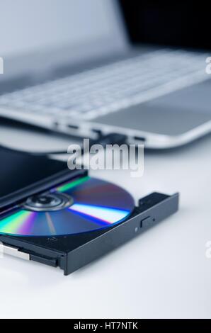 Externes optisches Schriftsteller. Kompaktes Gerät über USB-Anschluss verbunden. CD, DVD backup-Daten. Stockfoto