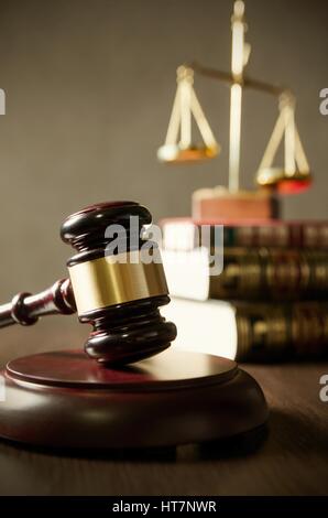 Hölzerne Hammer und Büchern zum Thema Holztisch. Skalieren Sie auf Bücher im Hintergrund. Stockfoto