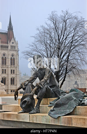 Statue des großen ungarischen Dichters Attila József am Kossuth Lajos Ter ("Quadrat") neben dem Parlament, Budapest, Ungarn Stockfoto