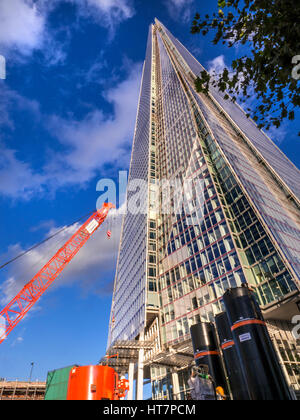 Niedrigen Winkel Ansicht, The Shard mit Baukran nachschlagen und Gebäudeausrüstung Entwicklung in der Nähe London Bridge St, London SE1 Stockfoto