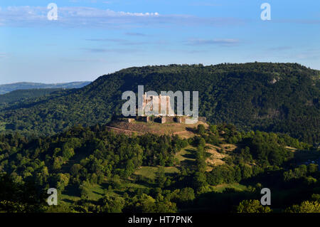 Eine schöne mittelalterliche Burg in den Bergen, in der Auvergne, Frankreich. Stockfoto