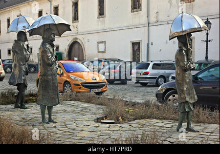 Skulptur von Damen mit Sonnenschirmen von berühmten ungarischen Künstler Imre Varga in Obuda ("Alt-Buda"), Budapest, Ungarn Stockfoto