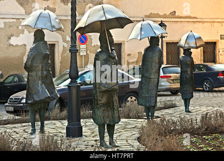 Skulptur von Damen mit Sonnenschirmen von berühmten ungarischen Künstler Imre Varga in Obuda ("Alt-Buda"), Budapest, Ungarn Stockfoto