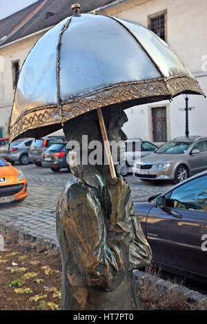 "Detail" aus einer Skulptur von Damen mit Sonnenschirmen von berühmten ungarischen Künstler Imre Varga in Obuda ("Alt-Buda"), Budapest, Ungarn Stockfoto