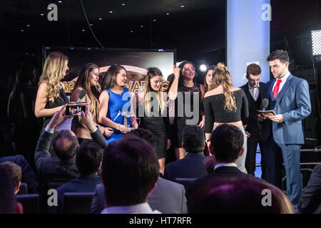 Gibraltar - 7. März - präsentiert junge Schachmeister Stephen Whatley die erste Auszeichnung von der Nacht bis Gibraltar U17-Korbball, die Goldmedaille im Abschnitt Herausforderung im Netball Europa im Jahr 2016. Die GBC Sports Awards 2016, statt auf Brunos im Ocean Village und live brachte Tränen und Freude. Der Gewinner für die einzelnen Senior war Joelle Moreno in drei Sportarten Basketball, Korbball und Fußball hervorgetan hat. Die spielte sie für die Nationalmannschaft. Bildnachweis: Stephen Ignacio/Alamy Live-Nachrichten Stockfoto