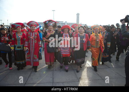 Beijin, Beijin, China. 7. März 2017. Peking, CHINA-März 7 2017: (nur zur redaktionellen Verwendung. CHINA HERAUS). Frauen-Vertreter der fünften Tagung der 12. Nationalen Volkskongress Chinas Spaziergang außerhalb der großen Halle des Volkes in Peking, 7. März 2017. Bildnachweis: SIPA Asien/ZUMA Draht/Alamy Live-Nachrichten Stockfoto