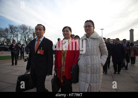 Beijin, Beijin, China. 7. März 2017. Peking, CHINA-März 7 2017: (nur zur redaktionellen Verwendung. CHINA HERAUS). Frauen-Vertreter der fünften Tagung der 12. Nationalen Volkskongress Chinas Spaziergang außerhalb der großen Halle des Volkes in Peking, 7. März 2017. Bildnachweis: SIPA Asien/ZUMA Draht/Alamy Live-Nachrichten Stockfoto