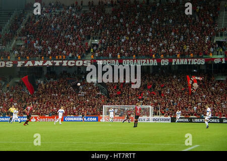 Curitiba, Brasilien. 7. März 2017. Fans von Atletico PR für Atletico PR X Universidad Catolica, gültig für die erste Runde der Gruppenphase CONMEBOL Bridgestone Libertadores 2017 in Baixada Arena in Curitiba, PR. Credit statt entsprechen: Guilherme Artigas/FotoArena/Alamy Live News Stockfoto