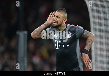 London, UK. 7. März 2017. Münchens Arturo Vidal feiert nach Verlängerung seiner Mannschaft Führung auf 4:1 in der Champions League, Runde der letzten 32 k.o. Fußballspiel zwischen FC Arsenal und FC Bayern München im Emirates Stadium in London, UK, 7. März 2017. Foto: Andreas Gebert/Dpa/Alamy Live-Nachrichten Stockfoto