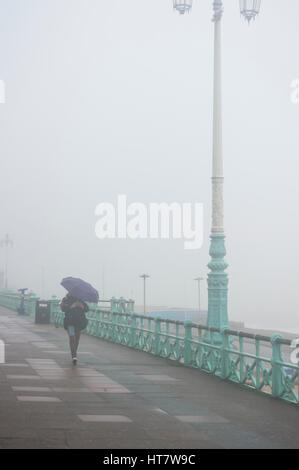 Brighton, England, Vereinigtes Königreich. 8. März 2017. Brighton, East Sussex. 8. März 2017. Großbritannien Wetter. Starker Wind, Nebel und Duschen verursachen schlechten Sicht auf Brighton Seafront. Bildnachweis: Francesca Moore/Alamy Live-Nachrichten Stockfoto