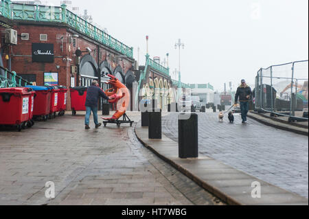 Brighton, England, Vereinigtes Königreich. 8. März 2017. Brighton, East Sussex. 8. März 2017. Großbritannien Wetter. Starker Wind, Nebel und Duschen verursachen schlechten Sicht auf Brighton Seafront. Bildnachweis: Francesca Moore/Alamy Live-Nachrichten Stockfoto