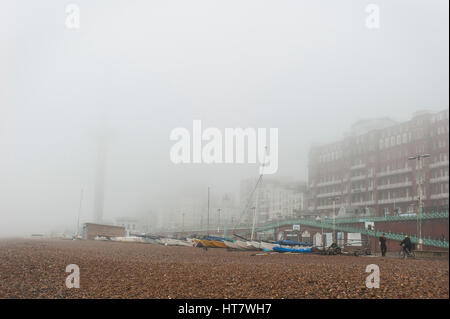 Brighton, England, Vereinigtes Königreich. 8. März 2017. Brighton, East Sussex. 8. März 2017. Großbritannien Wetter. Starker Wind, Nebel und Duschen verursachen schlechten Sicht auf Brighton Seafront. Bildnachweis: Francesca Moore/Alamy Live-Nachrichten Stockfoto