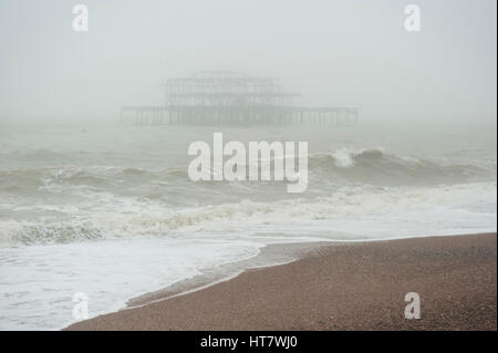 Brighton, England, Vereinigtes Königreich. 8. März 2017. Brighton, East Sussex. 8. März 2017. Großbritannien Wetter. Starker Wind, Nebel und Duschen verursachen schlechten Sicht auf Brighton Seafront. Bildnachweis: Francesca Moore/Alamy Live-Nachrichten Stockfoto