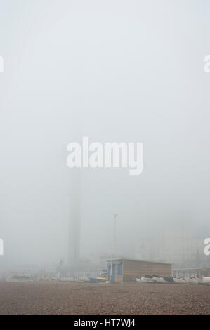 Brighton, England, Vereinigtes Königreich. 8. März 2017. Brighton, East Sussex. 8. März 2017. Großbritannien Wetter. Starker Wind, Nebel und Duschen verursachen schlechten Sicht auf Brighton Seafront. Bildnachweis: Francesca Moore/Alamy Live-Nachrichten Stockfoto