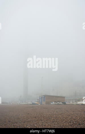 Brighton, England, Vereinigtes Königreich. 8. März 2017. Brighton, East Sussex. 8. März 2017. Großbritannien Wetter. Starker Wind, Nebel und Duschen verursachen schlechten Sicht auf Brighton Seafront. Bildnachweis: Francesca Moore/Alamy Live-Nachrichten Stockfoto