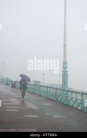 Brighton, England, Vereinigtes Königreich. 8. März 2017. Brighton, East Sussex. 8. März 2017. Großbritannien Wetter. Starker Wind, Nebel und Duschen verursachen schlechten Sicht auf Brighton Seafront. Bildnachweis: Francesca Moore/Alamy Live-Nachrichten Stockfoto