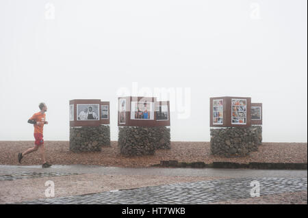 Brighton, England, Vereinigtes Königreich. 8. März 2017. Brighton, East Sussex. 8. März 2017. Großbritannien Wetter. Starker Wind, Nebel und Duschen verursachen schlechten Sicht auf Brighton Seafront. Bildnachweis: Francesca Moore/Alamy Live-Nachrichten Stockfoto