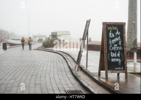 Brighton, England, Vereinigtes Königreich. 8. März 2017. Brighton, East Sussex. 8. März 2017. Großbritannien Wetter. Starker Wind, Nebel und Duschen verursachen schlechten Sicht auf Brighton Seafront. Bildnachweis: Francesca Moore/Alamy Live-Nachrichten Stockfoto