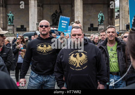 16. April 2016 - amerikanischen Recht radikale Rick Wegner (links) in einer Pattsituation Pose während eine Provokation von Journalisten und Bürger Gegendemonstranten im April 2016 ist auch Teil der Bundnis Deutscher Patrioten radikalen rechten Gruppe und hat angeblich auch Störungen mit AfD Chef Petr Bystron, mit Einschüchterungsversuche gegen die Eine-Welt-Haus (linke Kulturzentrum) geschaffen. In einem früheren Interview behauptet Wegner Beraterin '' Pegida'' werden. Wegner beteiligte sich auch an eine gewalttätige Auseinandersetzung an der LMU Universität gegen Studierende, die eine Demonstration durch gestörten war Stockfoto