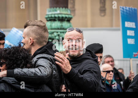 16. April 2016 - amerikanischen Recht radikale Rick Wegner Teilnahme an eine Provokation von Gegendemonstranten. Wegner hat ist auch Teil der Bundnis Deutscher Patrioten radikalen rechten Gruppe und angeblich auch Störungen mit AfD Chef Petr Bystron, Einschüchterungsversuche gegen die Eine-Welt-Haus (linke Kulturzentrum) verwenden. In einem früheren Interview behauptet Wegner Beraterin '' Pegida'' werden. Wegner beteiligte sich auch an eine gewalttätige Auseinandersetzung an der LMU Universität gegen Studierende mit einer Demonstration, die von Mitgliedern der Junge Alternative - ein Student Gro gestört Stockfoto