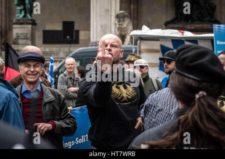 16. April 2016 - amerikanischen Recht radikale Rick Wegner während eines Provation von Journalisten und Bürgern demonstrieren gegen die AfD-Rallye am Odeonsplatz, April 2016. Wegner, der auch Teil der Bundnis Deutscher Patrioten radikalen rechten Gruppe war anwesend. Rick W. hat auch Störungen mit AfD Chef Petr Bystron, mit Einschüchterungsversuche gegen die Eine-Welt-Haus (linke Kulturzentrum) geschaffen. In einem früheren Interview Wegner hat behauptet, ein '' Pegida Berater "Credit: Sachelle Babbar/ZUMA Draht/Alamy Live News Stockfoto