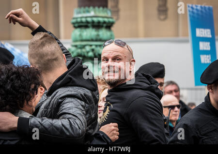 16. April 2016 - amerikanischen Recht radikale Rick Wegner Teilnahme an eine Provokation von Gegendemonstranten. Wegner hat ist auch Teil der Bundnis Deutscher Patrioten radikalen rechten Gruppe und angeblich auch Störungen mit AfD Chef Petr Bystron, Einschüchterungsversuche gegen die Eine-Welt-Haus (linke Kulturzentrum) verwenden. In einem früheren Interview behauptet Wegner Beraterin '' Pegida'' werden. Wegner beteiligte sich auch an eine gewalttätige Auseinandersetzung an der LMU Universität gegen Studierende mit einer Demonstration, die von Mitgliedern der Junge Alternative - ein Student Gro gestört Stockfoto