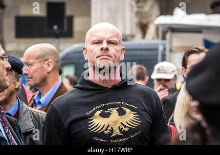 16. April 2016 - amerikanischen Recht radikale Rick Wegner ist auch Teil der Bundnis Deutscher Patrioten radikalen rechten Gruppe und hat angeblich auch Störungen mit AfD Chef Petr Bystron, mit Einschüchterungsversuche gegen die Eine-Welt-Haus (linke Kulturzentrum) geschaffen. In einem früheren Interview behauptet Wegner Beraterin '' Pegida'' werden. Wegner beteiligte sich auch in eine gewalttätige Auseinandersetzung an der LMU Universität gegen Studierende mit einer Demonstration, die von den Mitgliedern der Junge Alternative - gestört war eine Gruppe von Studenten, die AfD verknüpft. (Kredit-Bild: © Sachelle Babbar über ZUM Stockfoto